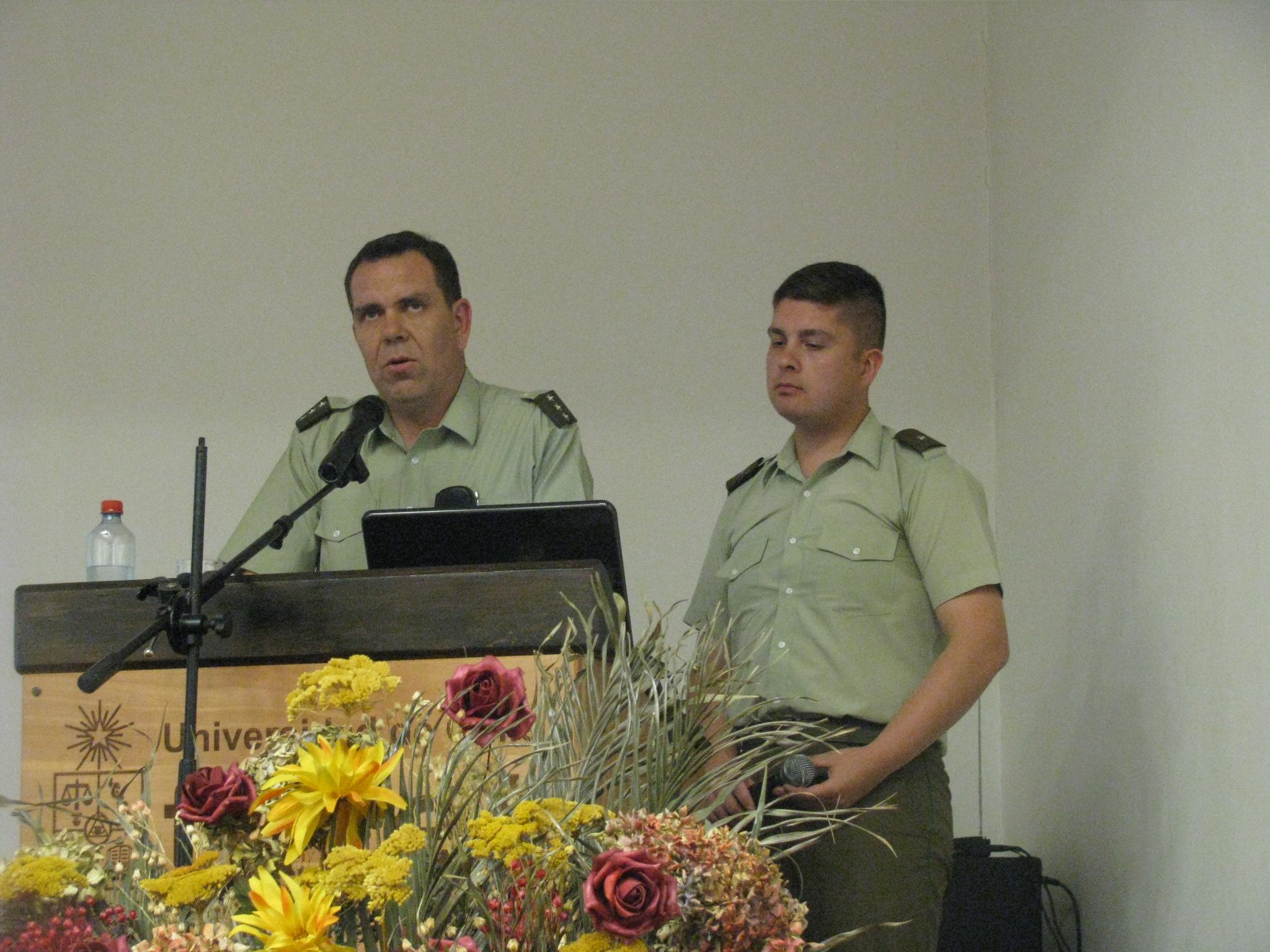 Los Carabineros Franz Bohle y Andrés Said, de la 41ª Comisaría de La Pintana, entregaron consejos de prevención de delitos.