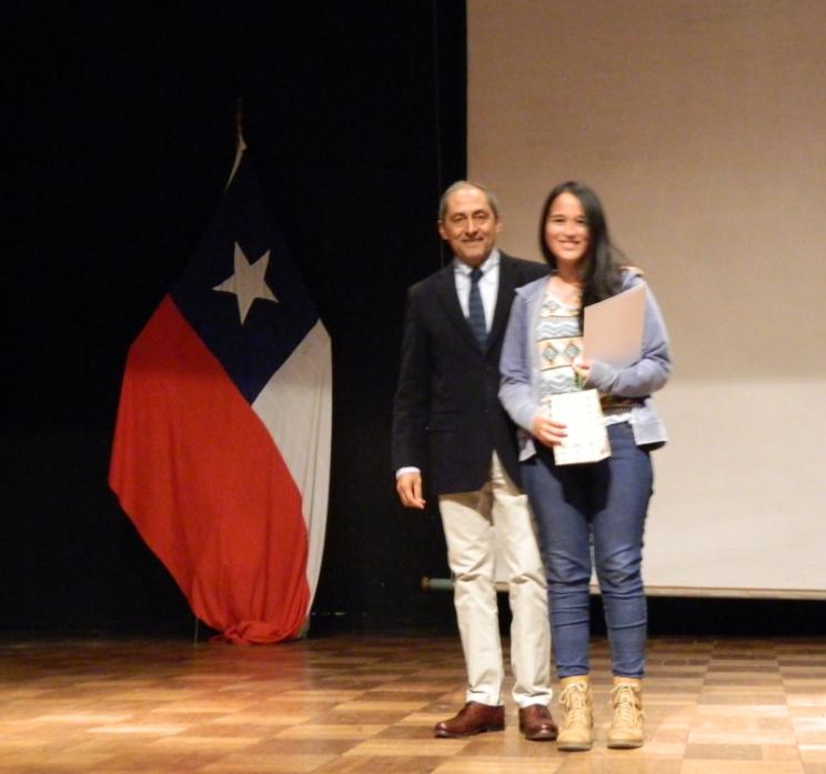 El Director de Pregrado, Profesor Pedro Abalos, de la Facultad de Ciencias Veterinarias y Pecuarias, entregó un reconocimiento a las dos estudiantes que obtuvieron los mejores puntajes de ingreso.