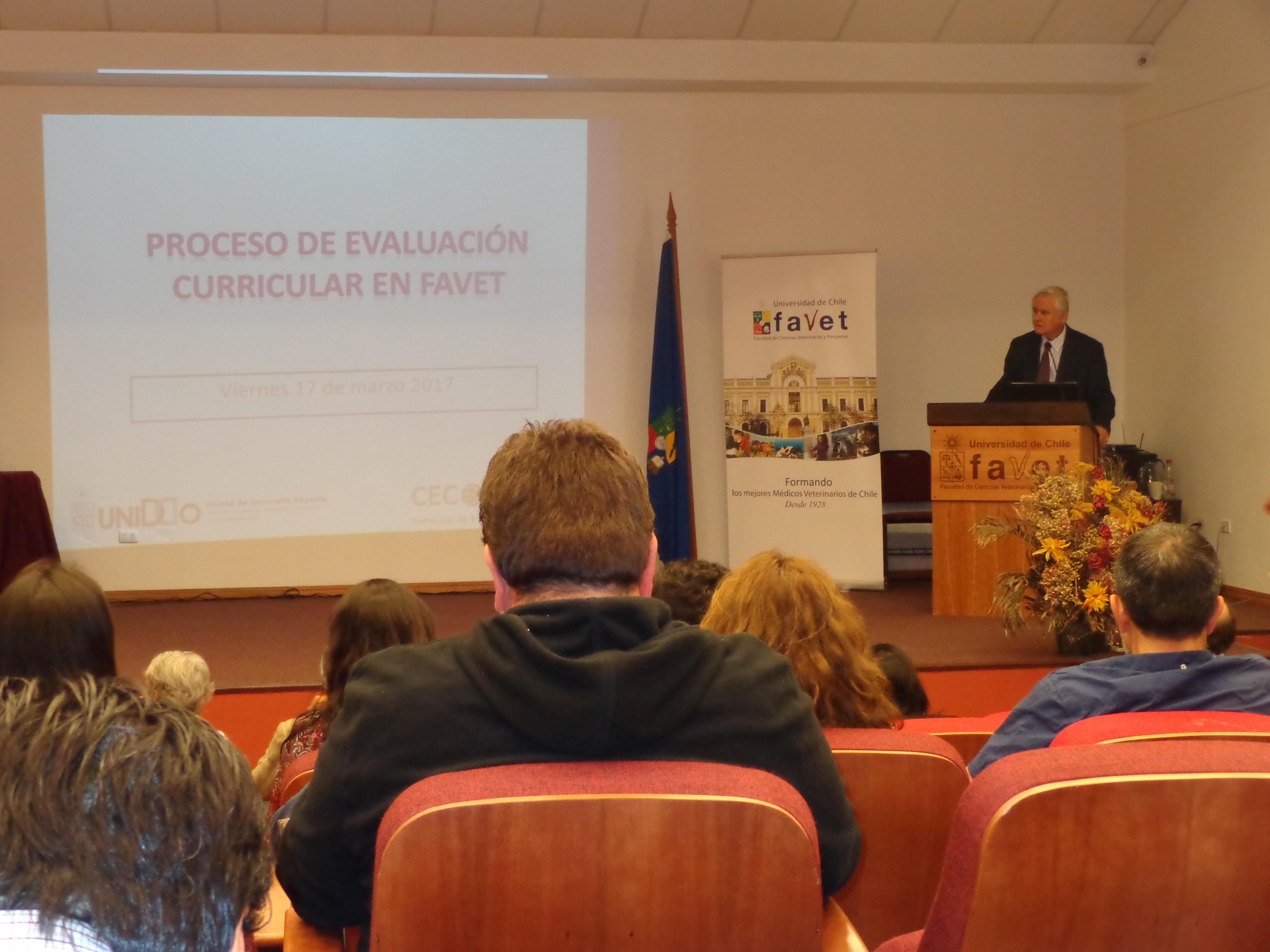 El Decano Santiago Urcelay presidió la actividad que reunió a académicos, estudiantes y autoridades. 
