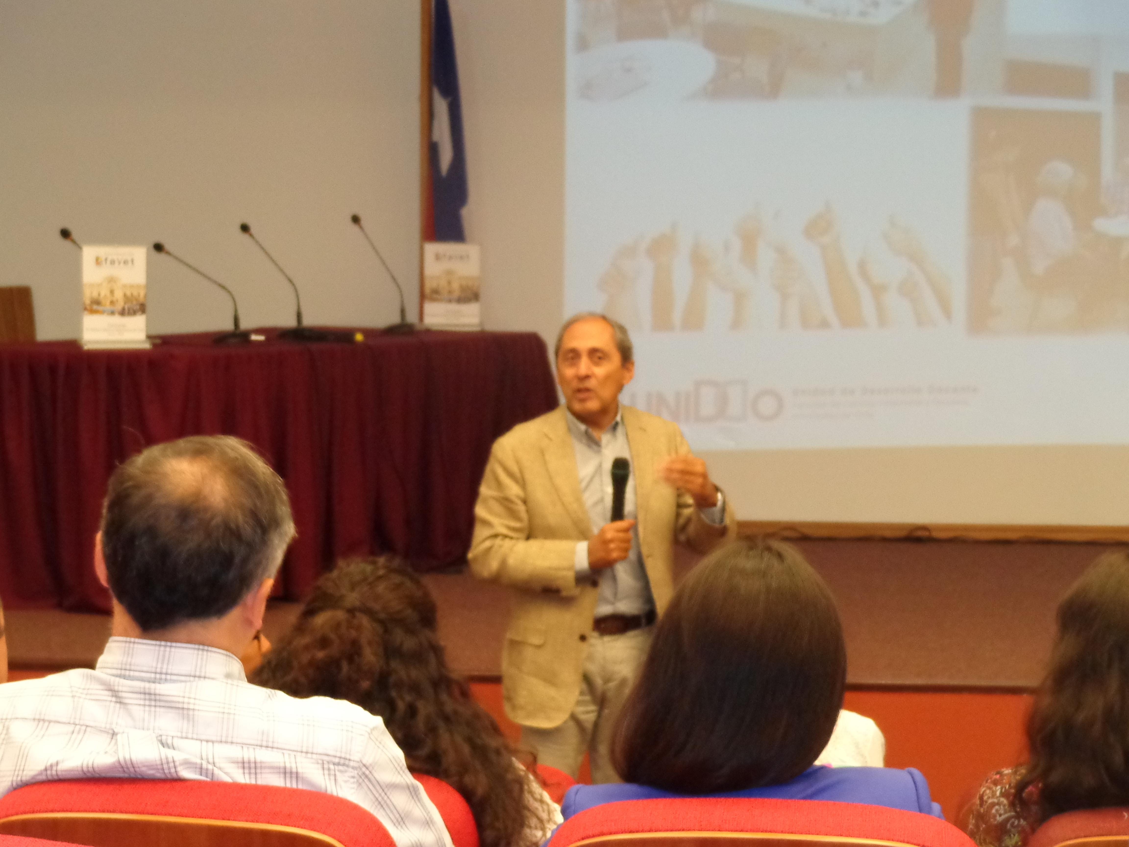 El Director de la Escuela de Pregrado, Profesor Pedro Abalos, quien es parte de la Comisión de Evaluación Curricular.