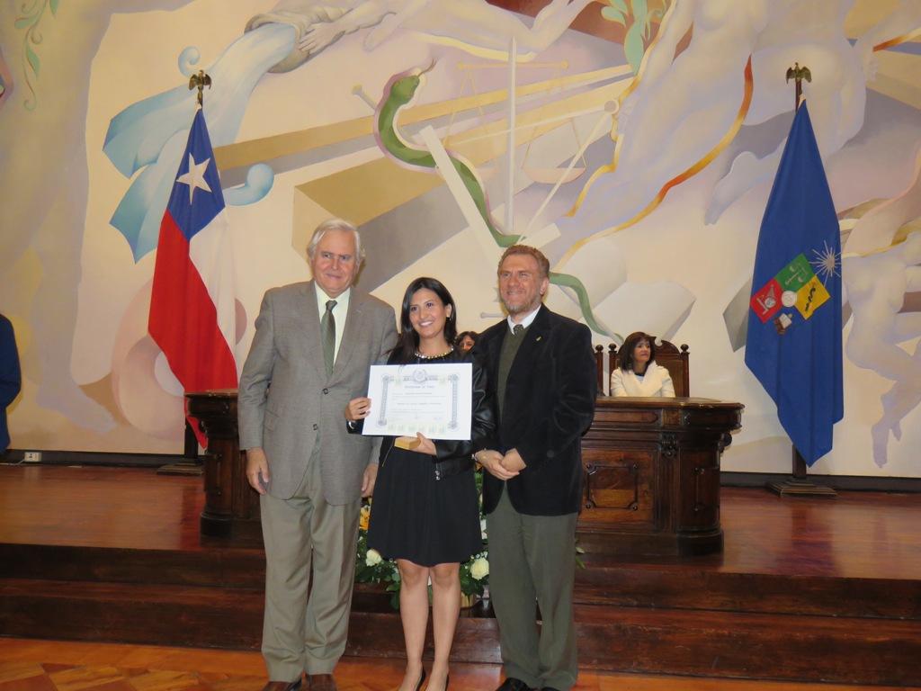 En la imagen Antonella Bacigalupo Bacigalupo junto al Decano Santiago Urcelay y el Vicedecano Dr. Fernando Fredes.
