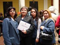 La Dra. Bessie Urquieta fue reconocida en el año 2013 por sus 40 años de servicio en la Universidad de Chile.