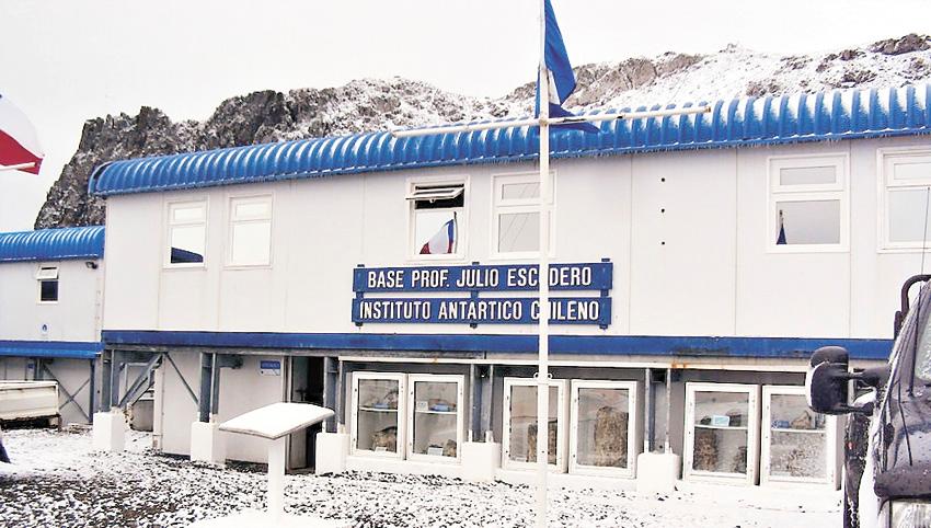 La Base es una de las más grandes ubicadas en la Antártica chilena y cuenta con diversos laboratorios para el estudio y conservación de las muestras.