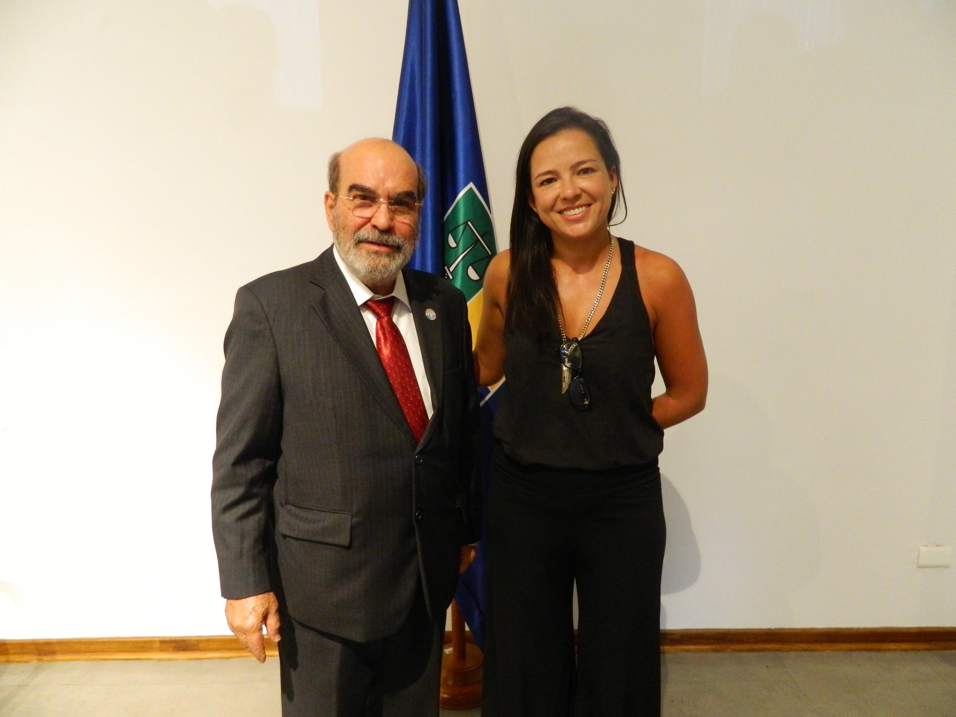El Director General junto a la Directora de Extensión Dra. Javiera Cornejo. 