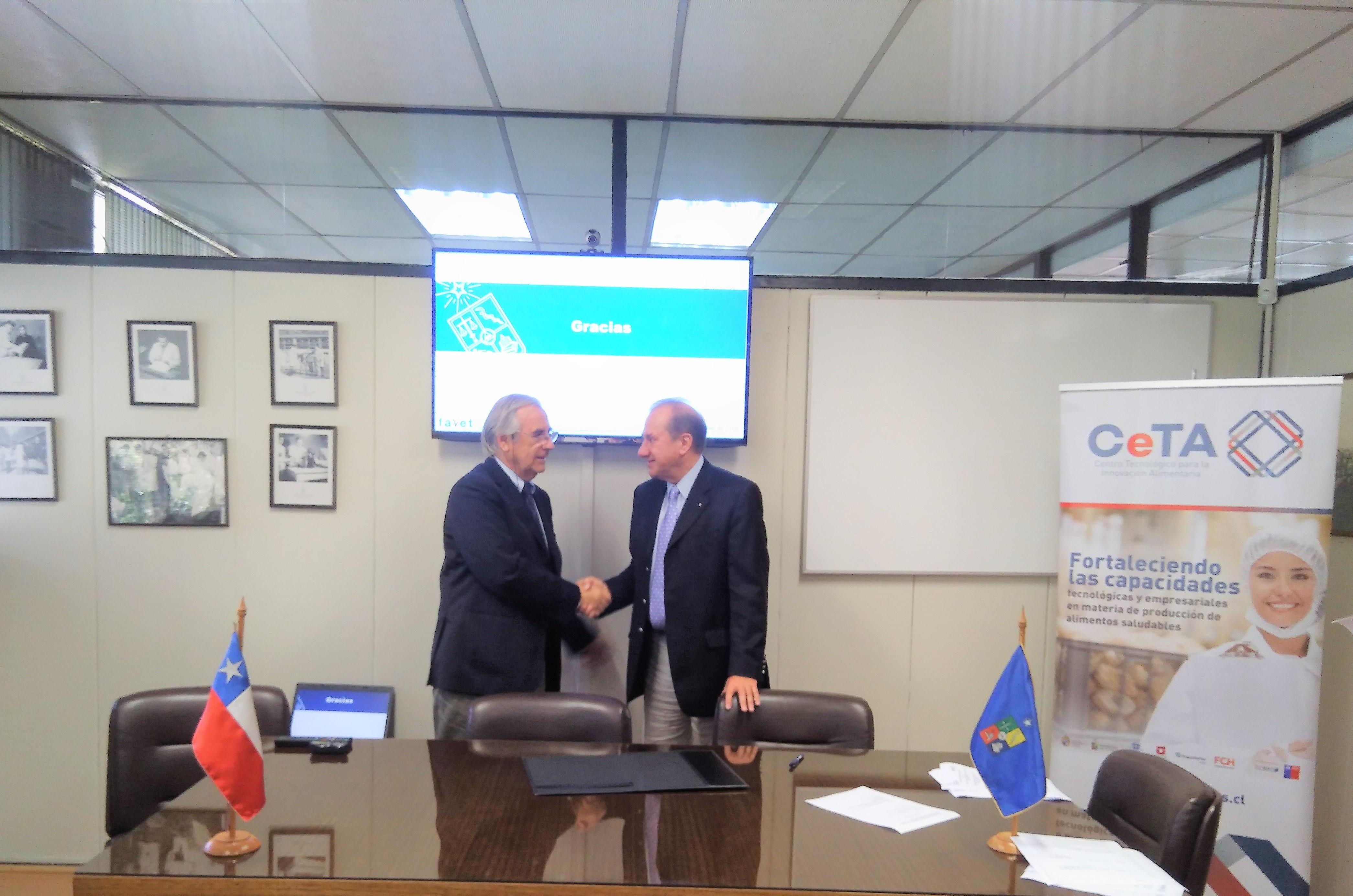El Decano de Favet, Dr. Mario Maino y el representante del directorio de CeTA, Jaime Bellolio Rodríguez, tras la firma del convenio de colaboración.