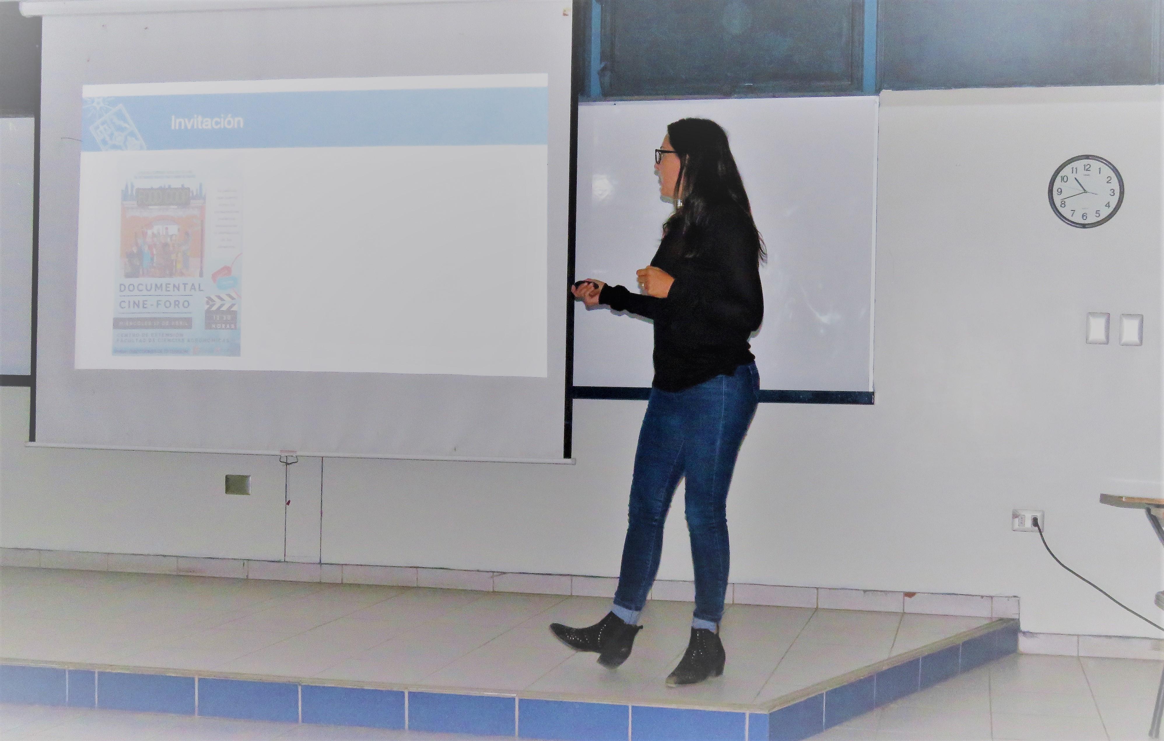 La académica Javiera Cornejo realizó una dinámica interactiva y lúdica con los estudiantes y posteriormente dio a conocer las diversas áeas de trabajo de Favet. 