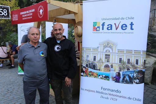 Dr. Patricio Pérez, coordinador responsable del Proyecto FIC Cordero Saludable con el cocinero rancagüino, Julio "Maleta" Méndez.