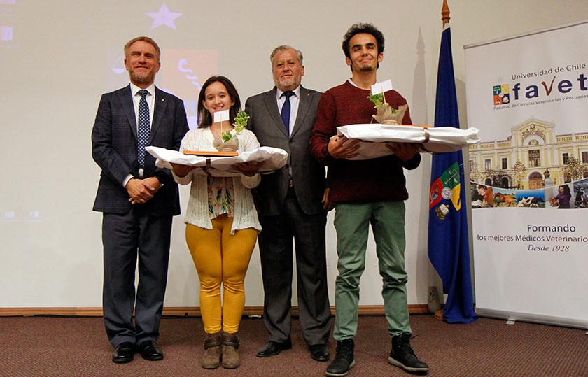Reconocimiento a Deportistas destacados:Bárbara Soto y Óscar Crespo, entregados por el Vicedecano Fernando Fredes y Prof. Héctor Pino.