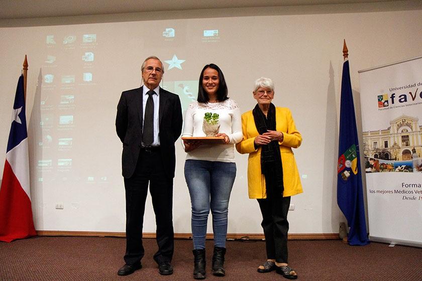 Se entregaron dos becas de excelencia académica "Dr. Nelson Barría Pérez", en honor al fallecido académico de la facultad. Los alumnos beneficiados fueron Macarena Matus y Bastián Fernández.