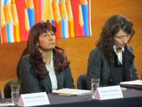La candidata Roxana Miranda junto a Valentina Quiroga en representación de Michelle Bachelet.