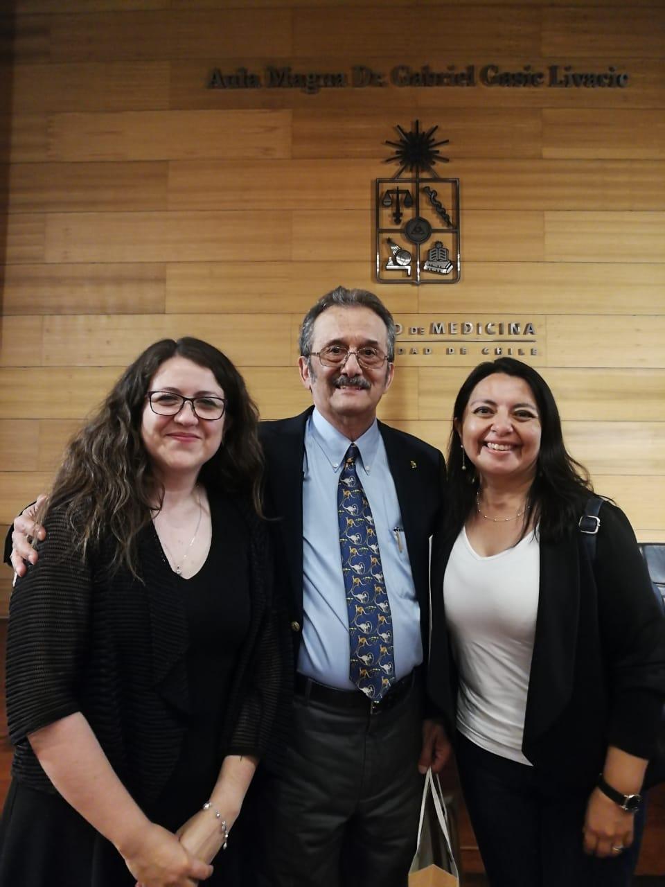 Doctor Arturo Ferreira junto a las académicas de Favet Galia Ramírez y Lorena Aguilar